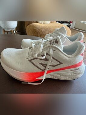 New Balance White Running Shoes size 8.5